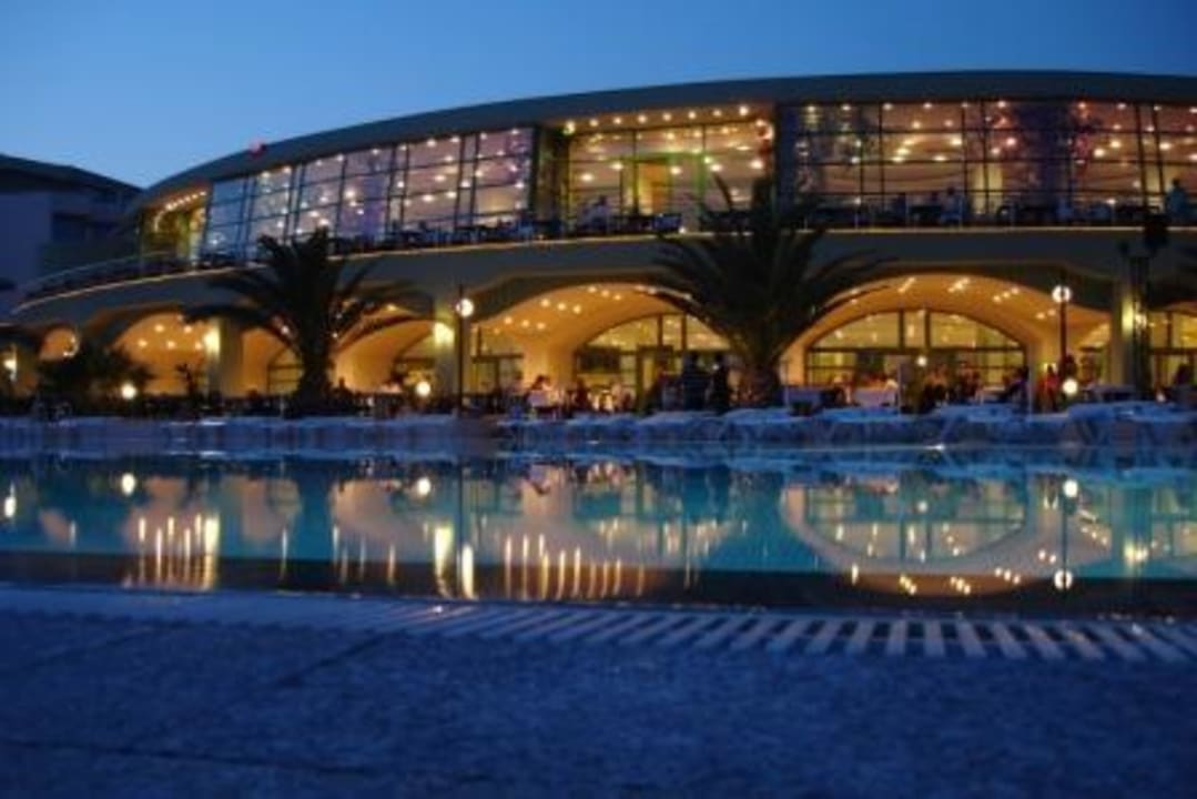 Abendaufnahme Pool VONRESORT Golden Coast