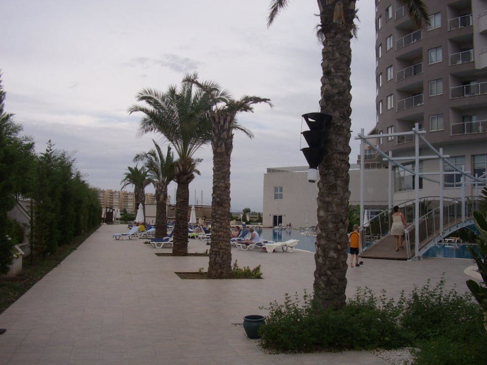 Weg zum Pool & Hotel Saturn Palace Resort Hotel