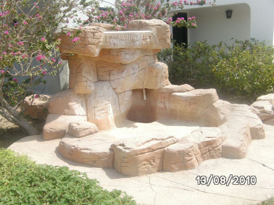 Der Brunen tagsüber Lotus Bay Beach Resort