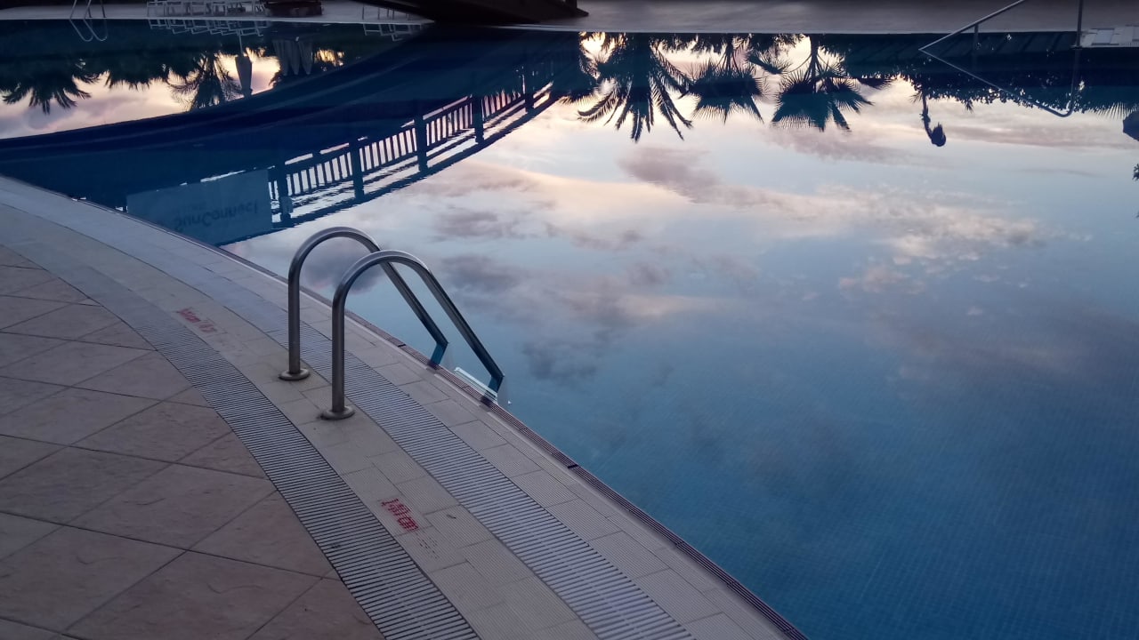 Das wasser vom pool, alles wird verspiegelt Seaden Sea World Resort & Spa