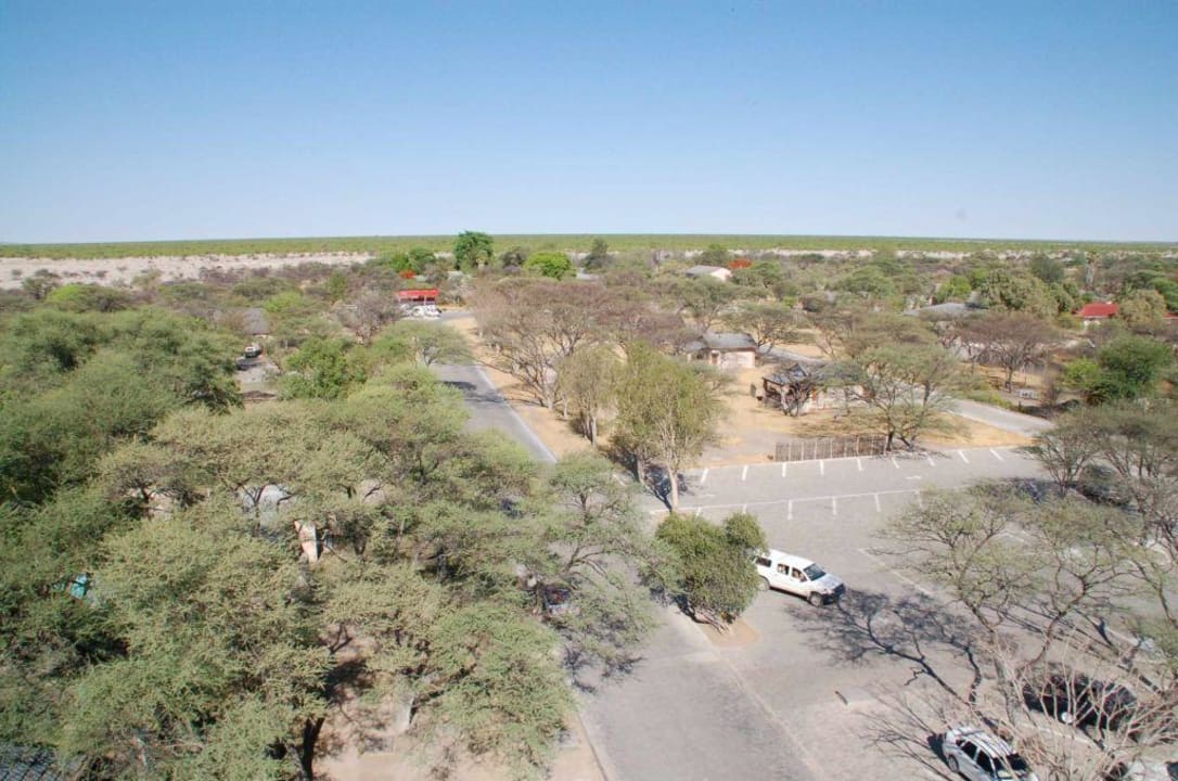 Blick vom Turm zur Tankstelle Okaukuejo Camp
