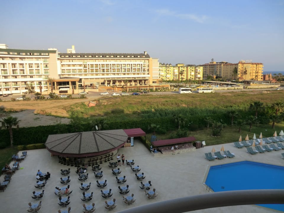 Blick von der 4.Etage auf die Poolbar  Hotel Royal Garden Beach