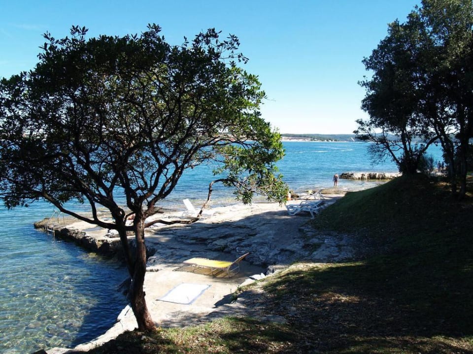 Meer mit Felsstrand vor der Residence Valamar Tamaris Villas