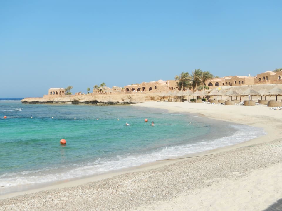 Blick vom Strand auf das Hotel Mövenpick Resort El Quseir