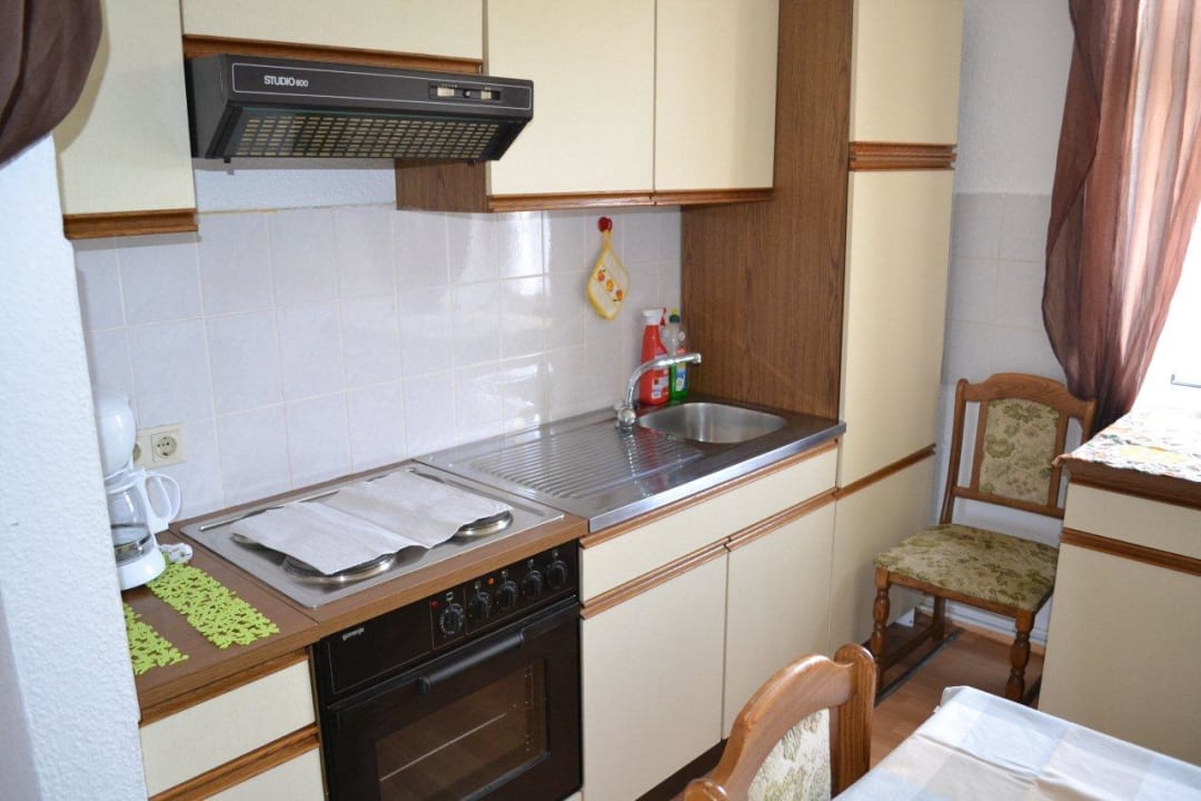 Küche (u.a. Kühlschrank, Kaffeemaschine, Toaster) Ferienwohnung Gut Geschlafen