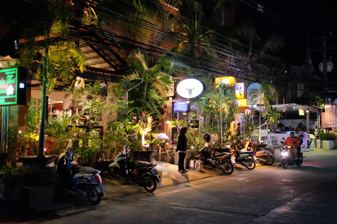 Restaurants vor dem Hotel Chada Thai Village Resort