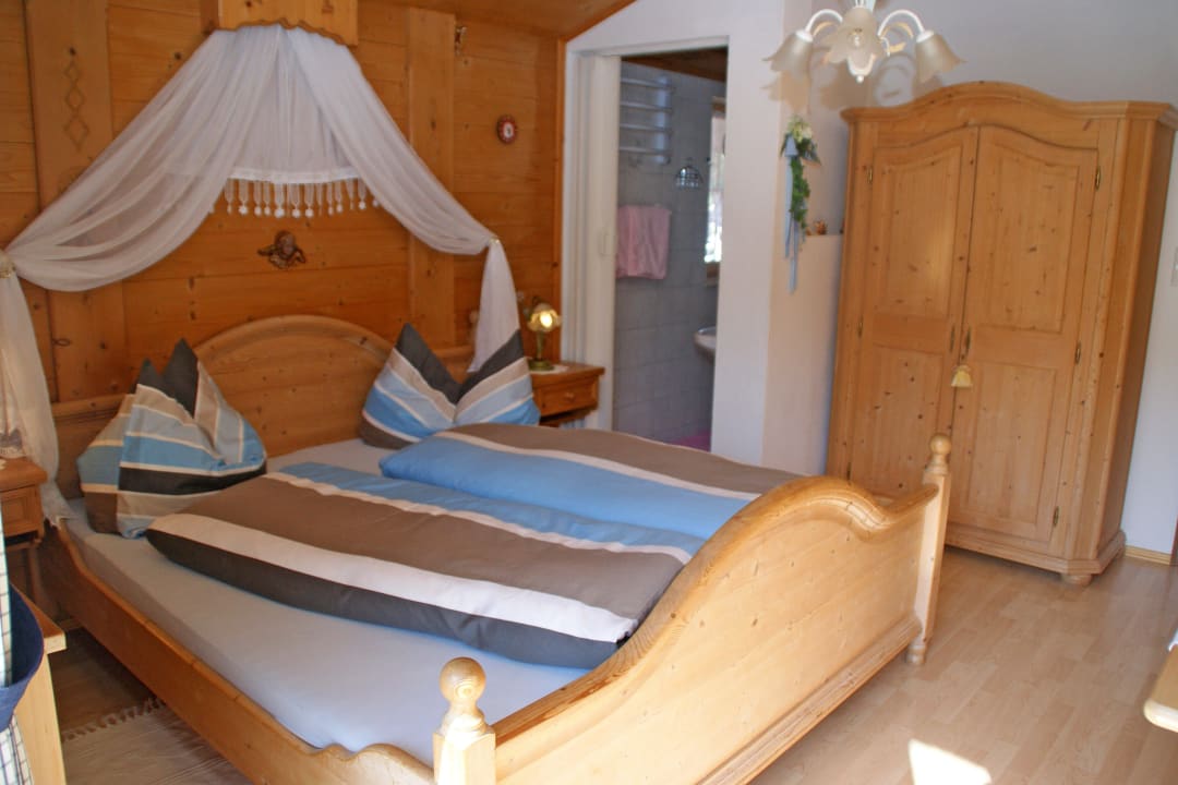 Stiefmütterchenzimmer Gästehaus Neumayer