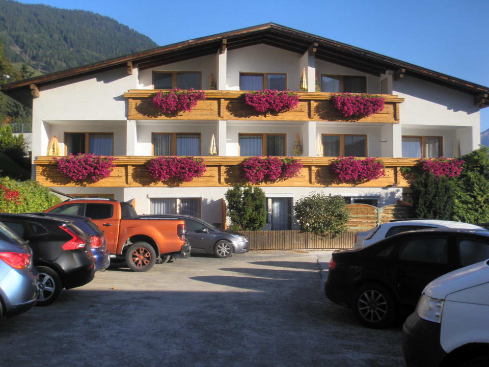 Sehr ruhig, trotz Parkplatz vor dem Fenster Alpina Resort Nature & Wellness