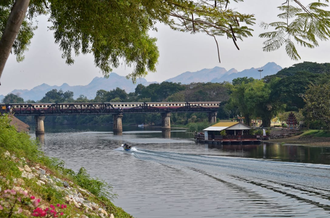 Blick auf die River Kwai Bridge vom Hotelgarten aus U Inchantree Kanchanaburi