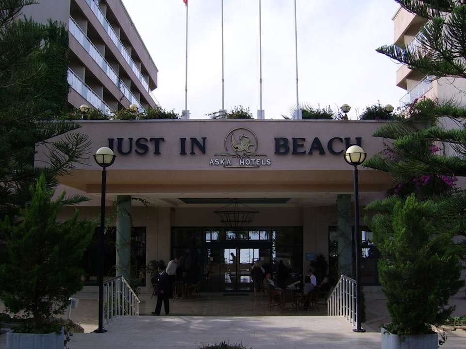 Eingang Aska Hotel Just in Beach
