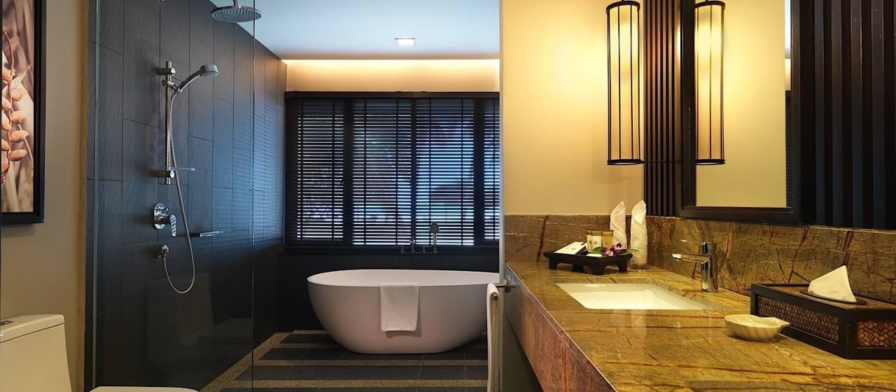 Suit Bathroom Pelangi Beach Resort & Spa