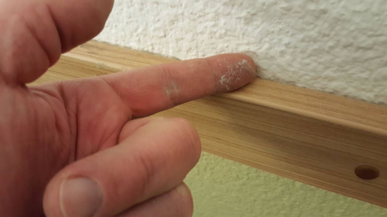 Umlaufende Holzborde ibis budget Hotel Wuppertal Oberbarmen