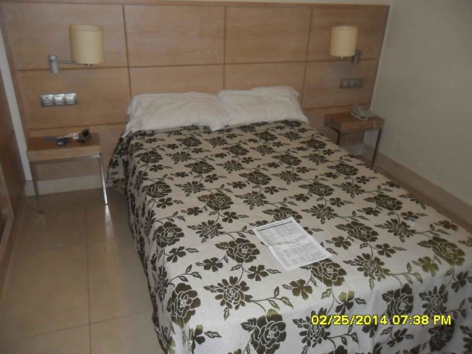 Das ist ein Doppelbett für Leute über 60 Kn Arenas del Mar Hotel