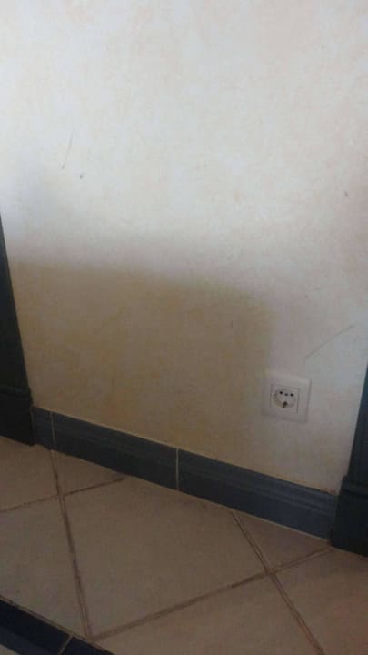 Hinterlassene Spuren im ganzen Zimmer Hotel LIVVO Volcan Lanzarote