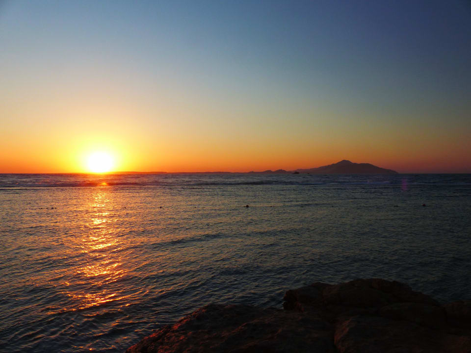 Sonnenaufgang am Strand Charmillion Gardens Aquapark