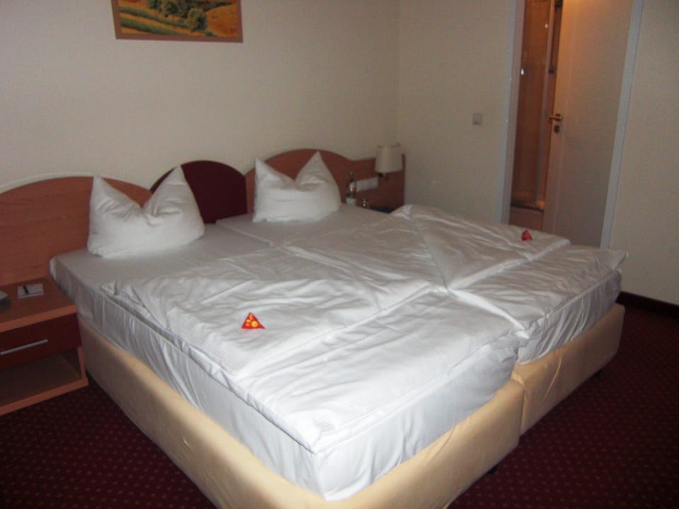 Blick auf das Bett mit Betthupferl Hotel Europa Bamberg