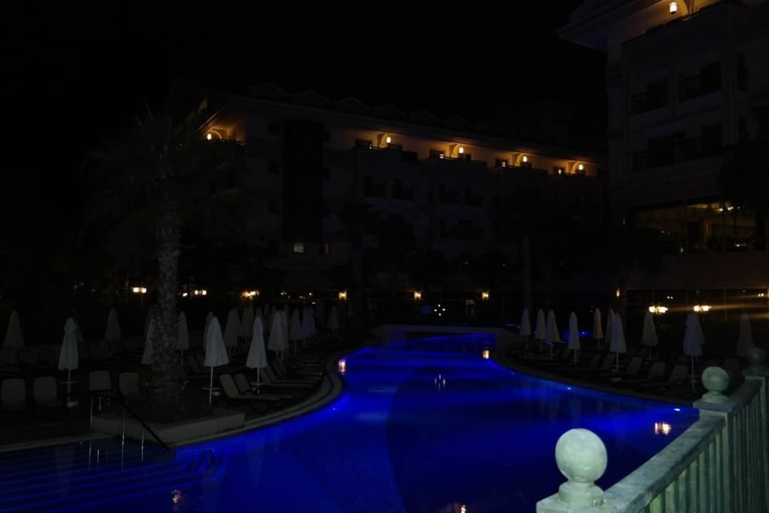 Poolanlage und Gebäude bei Nacht Diamond Excellence Resort & Spa