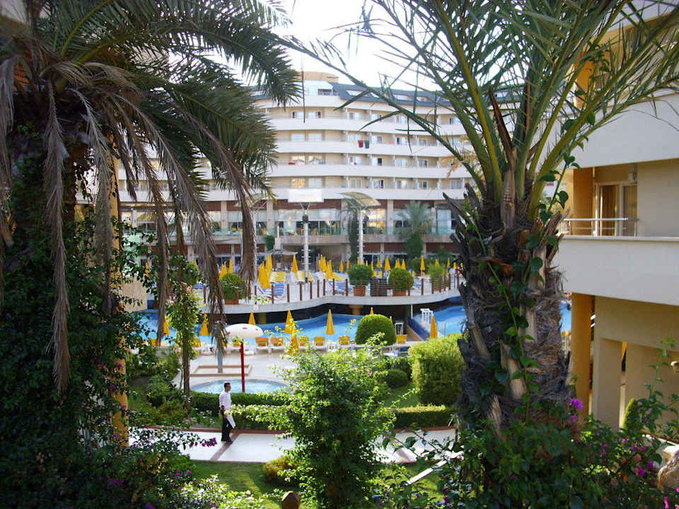 Blick auf Hauptgebäude Alaiye Resort & Spa