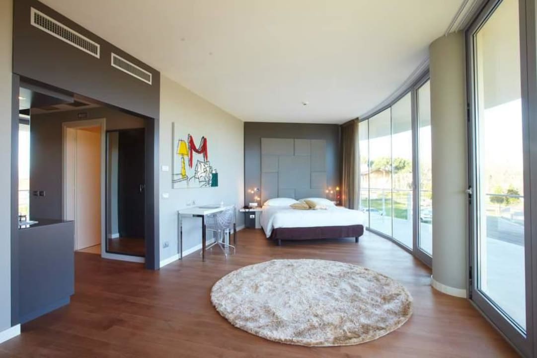 Deluxe Pisa Tower Plaza