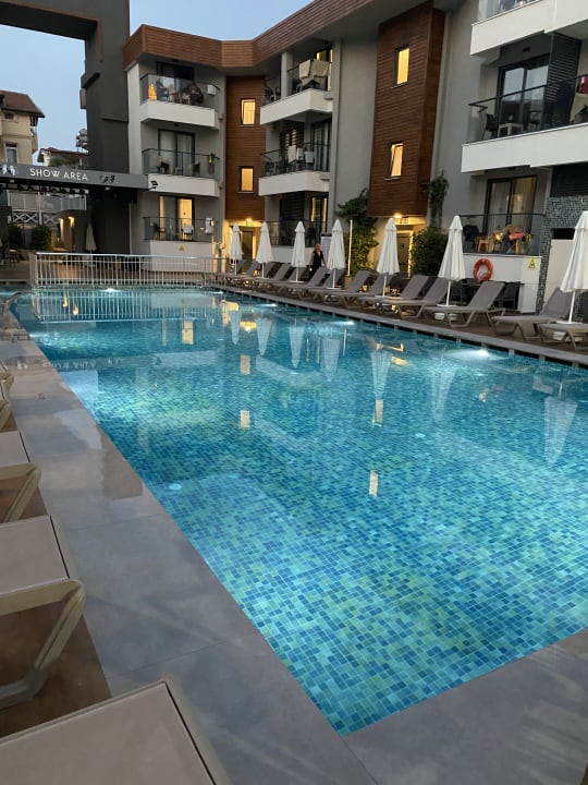 Pool Side Amour Hotel