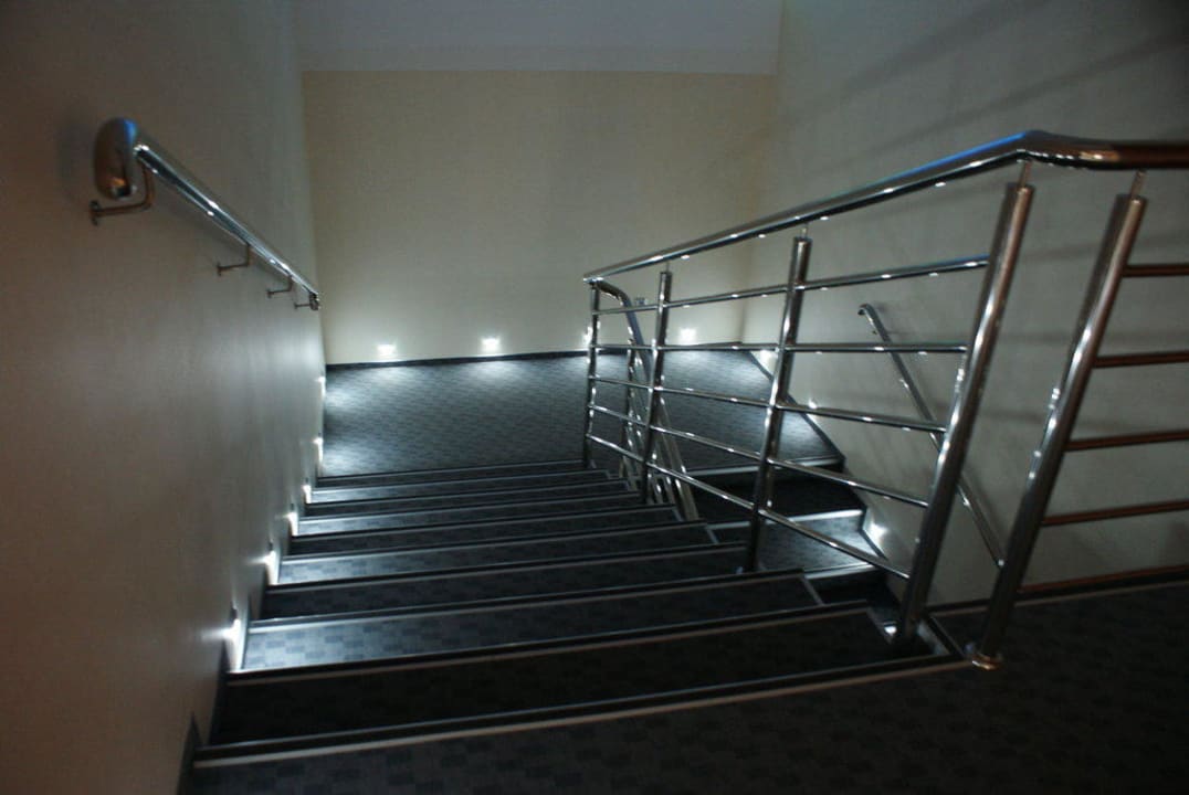 Zejście do części sanatoryjnej  San Medical SPA