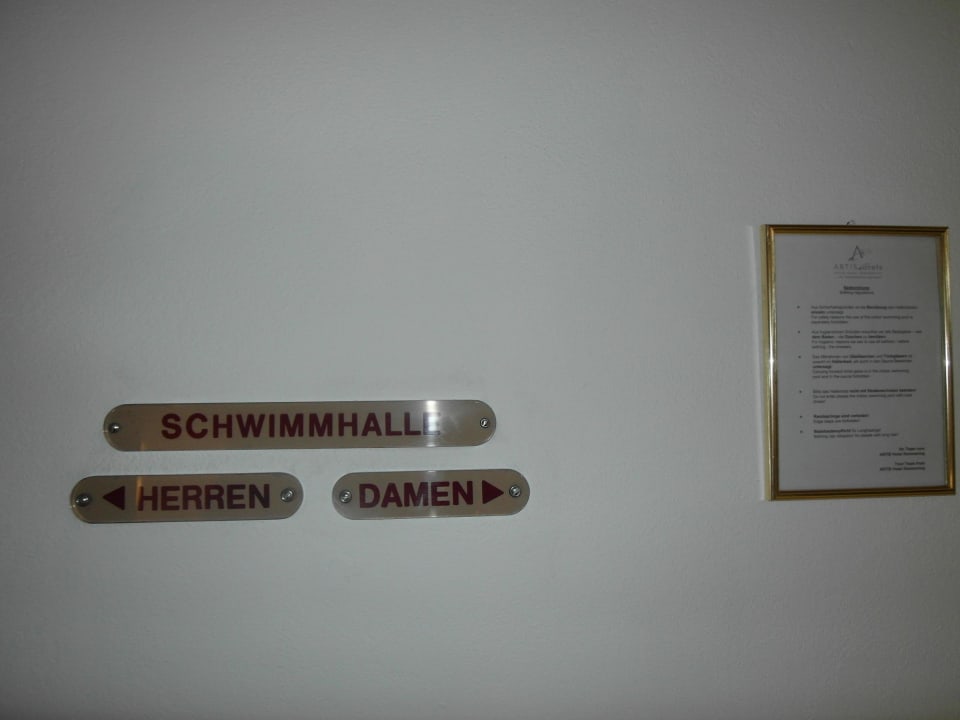Schwimmhalle - getrennter Eingang der Geschlechter Sporthotel am Semmering