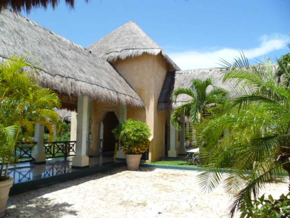 Überdachte Wege zu der Restaurantmeile Grand Palladium Select White Sand Resort & Spa