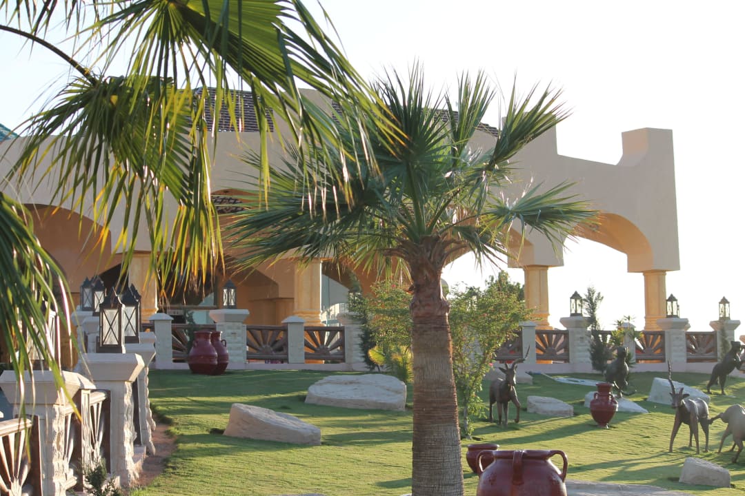 Das Hauptgebäude von aussen Pickalbatros Jungle Aqua Park Resort - Neverland Hurghada