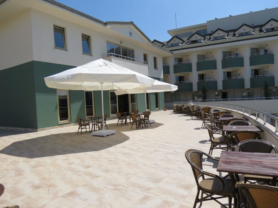 Pool und Barbereich Side Breeze Hotel