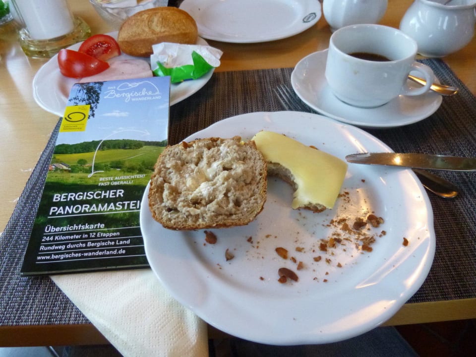 Lecker Frühstück vor der nächsten Wanderetappe Landgasthof Tönnes