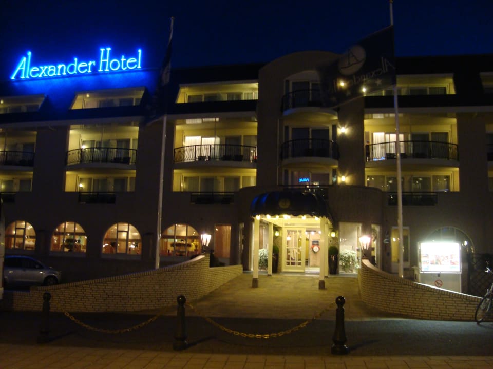 Hotelansicht am Abend Alexander Hotel
