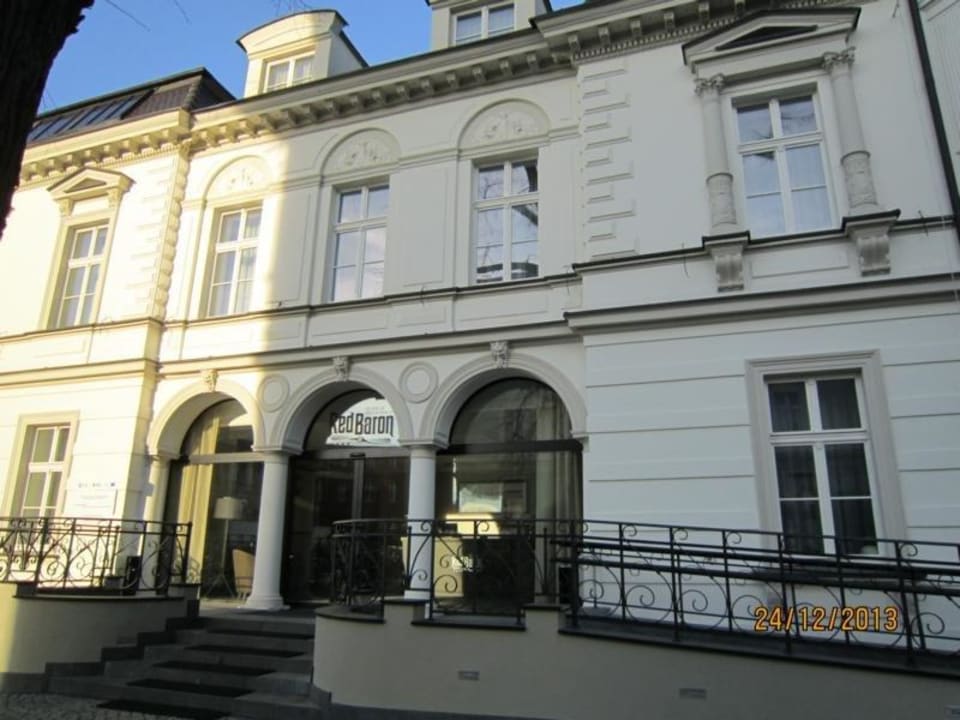 Eingang. Red Baron Hotel