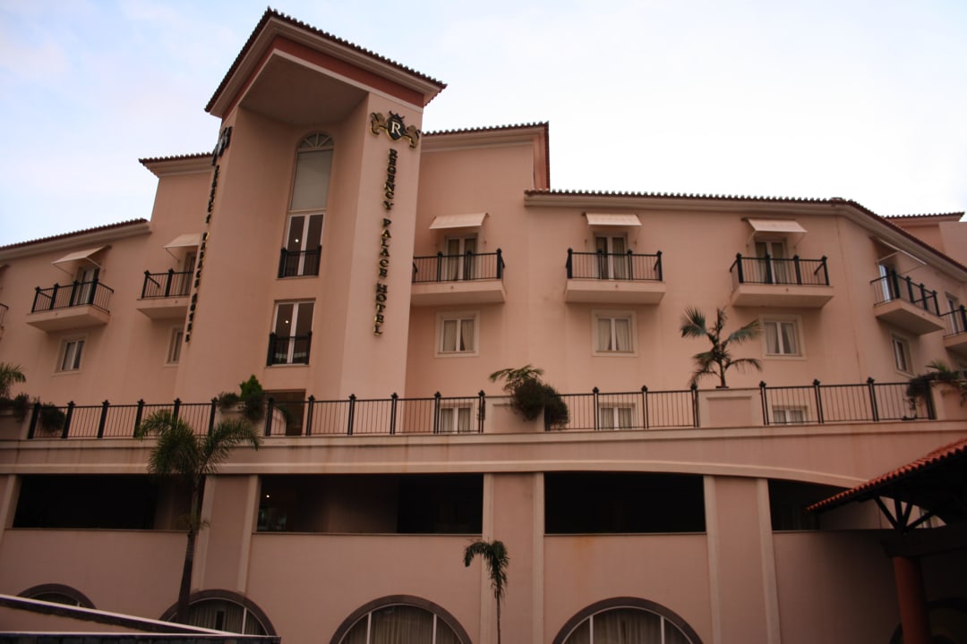 Außenansicht vom Hotelparkplatz Pestana Royal Premium All Inclusive Ocean & Spa Resort