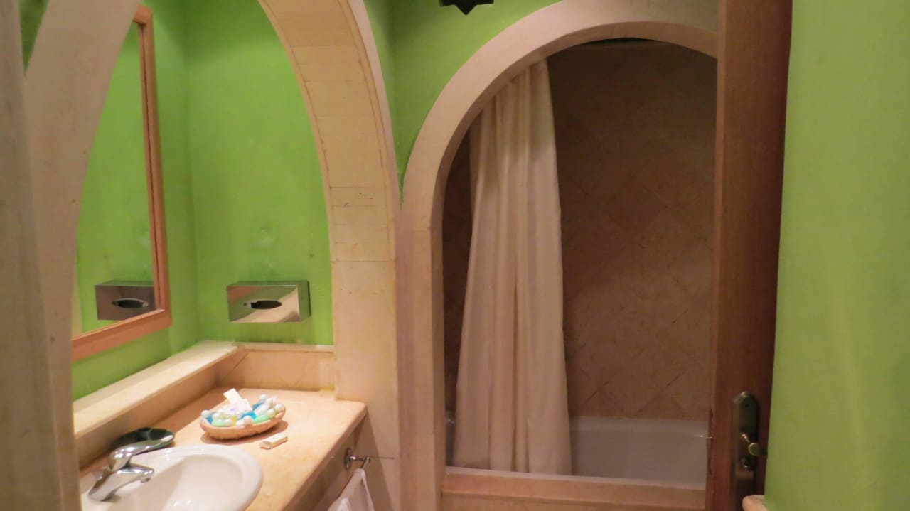 Das Waschbecken und die Badewanne Makadi Palace