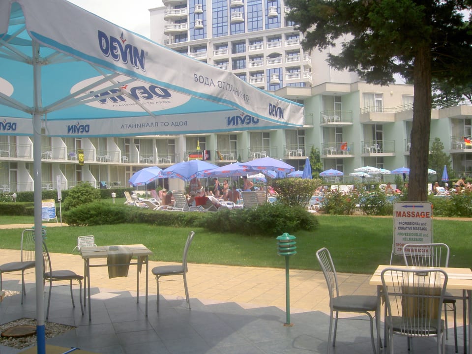 Stühle u. Tische defekt und Rostig Flamingo Beach Hotel