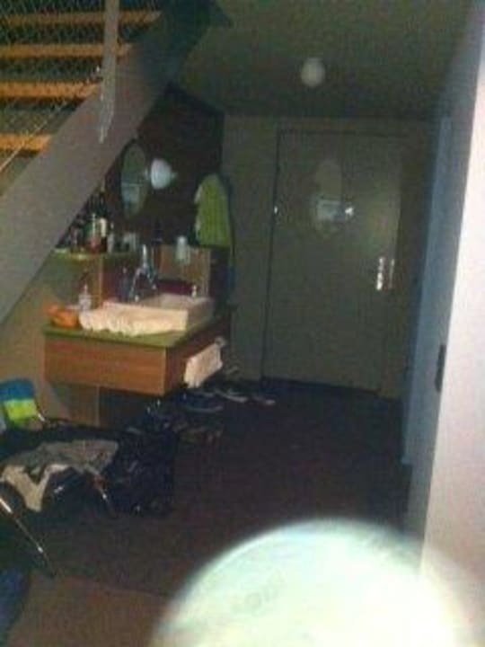 Waschtisch im Eingangsbereich; Blick vom Bett aus Hotel mein inselglück