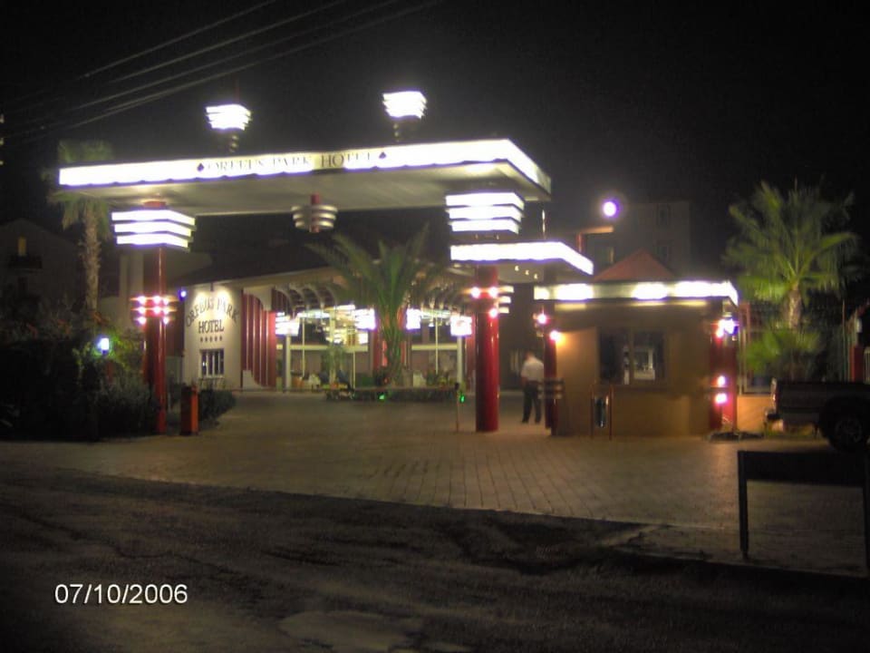 Zufahrt bei Nacht Hotel Orfeus Park