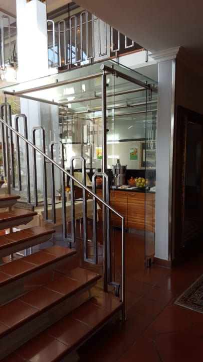 Treppe zur Lobby und Saftbar Hotel Stoiser