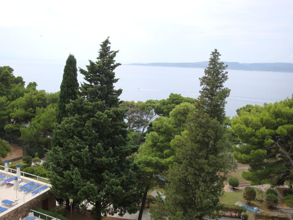 Blick vom Pool zu Insel Brac gegenüber Bluesun Hotel Maestral