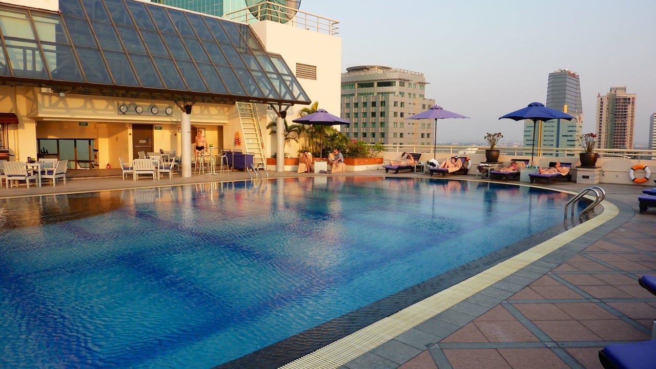 Pool und Bar links Hotel Sofitel Plaza