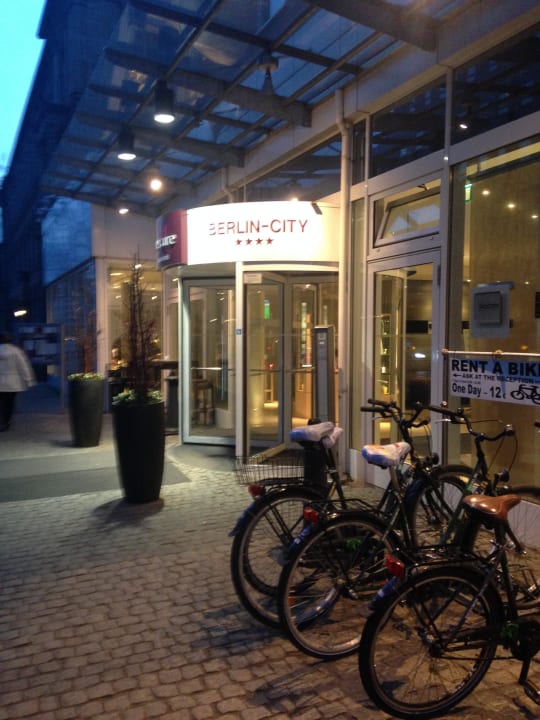 У входа в отель можно взять велик в аренду Mercure Hotel Berlin City