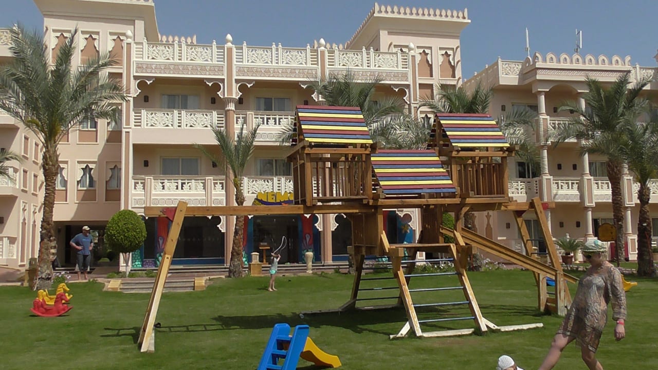 Spielplatz vor dem "KidsHome Nemo" Pickalbatros Palace Resort