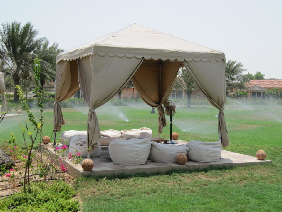 Sitzgruppe im schönen Grün Hotel Danat Jebel Dhanna Resort