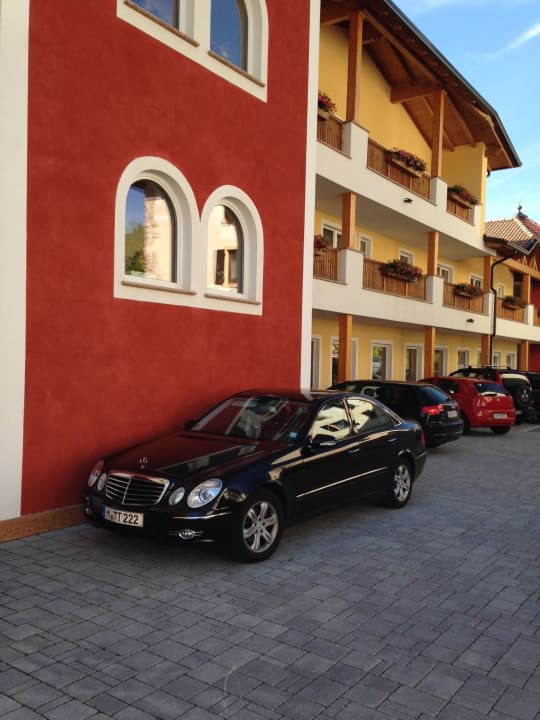 Auch vor dem Hotel parken Sie sicher SOLEA DOLOMITI Boutique Hotel