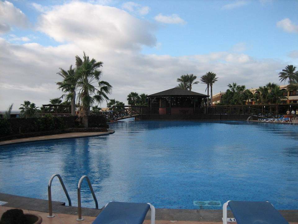 Großer Pool mit Blick auf die Poolbar Occidental Jandía Playa