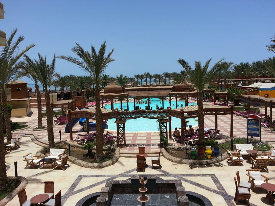 Вот такой вид был с небольшой площади Riviera Aqua Park Resort