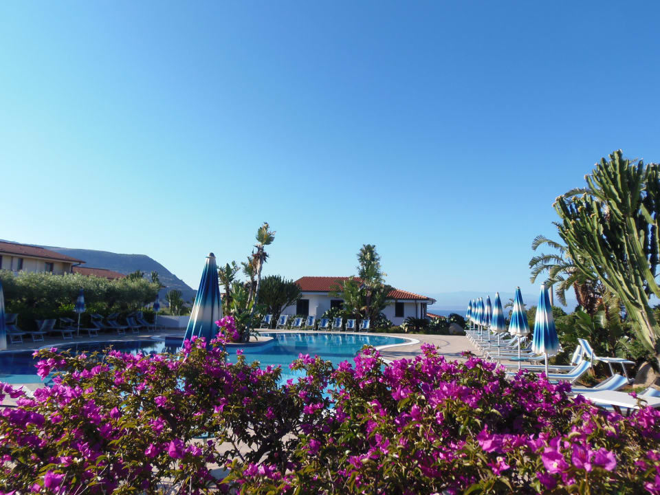 Blütenpracht am Pool Hotel Il Gattopardo