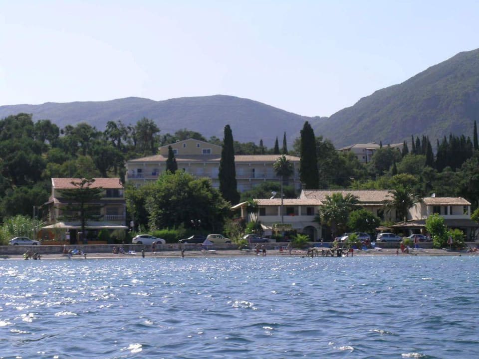 Widok na hotel z łodzi Hotel Ipsos Beach