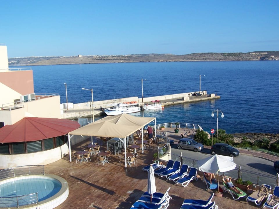 Blick auf den POol und auf Gozo Riviera Spa Resort - Adults Only