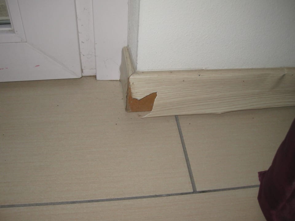 Sockelleiste und Schmutz in der Wohnküche Bungalow The Garda Village